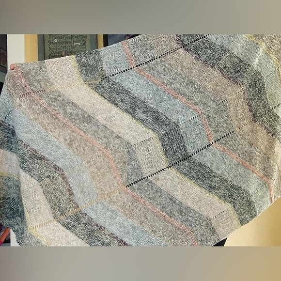 Handmade Tokyo shawl knit wrap scarf graphic boho cozy - Picture 3 of 4